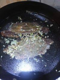 美味的螃蟹粉丝煲做法图解3)