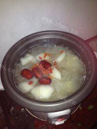 美味的雪梨银耳红枣汤做法图解5)