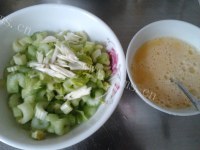 家常菜西芹炒蛋做法图解1)