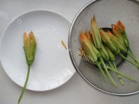 超简单酥炸南瓜花做法图解3)