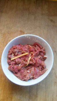 家常菜青椒肉丝炒香干做法图解2)
