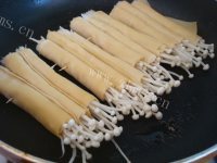 美味铁板豆皮金针菇卷做法图解8)
