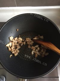 香气浓郁的酸菜炒肉做法图解1)