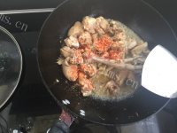 色泽鲜亮的红烧鸡做法图解3)
