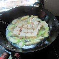 家常菜豆腐丝瓜汤做法图解9)