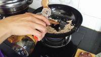 家常菜酸菜炒肉丝做法图解7)