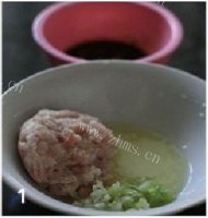 美味的糯米肉丸做法图解1)