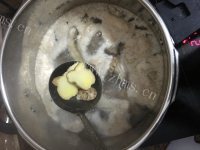 椰子煲鸡腿汤做法图解2)