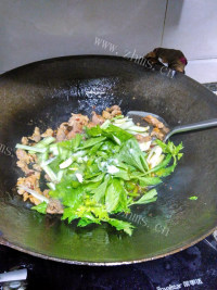 唇齿留香的芹菜炒肉做法图解7)