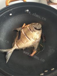 唇齿留香的红烧鲳鱼做法图解3)