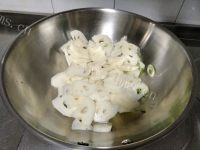 鲜美可口的素炒藕片做法图解3)