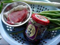 自制豆角炒肉做法图解1)
