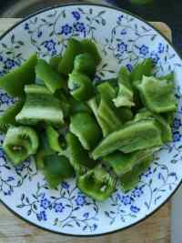 家常菜土豆片炒大辣椒做法图解2)