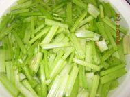 香口的炒芹菜做法图解3)