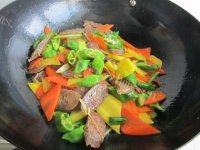 家常菜胡萝卜炒腊肠做法图解10)