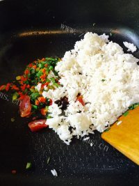 色香味浓的炒饭做法图解4)