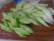 好吃的芹菜虾仁做法图解2)