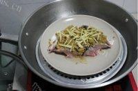 美味的榨菜蒸鱼头做法图解3)