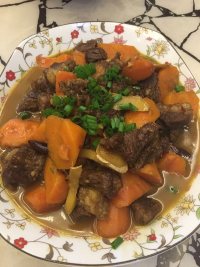 家常菜胡萝卜炖牛腩