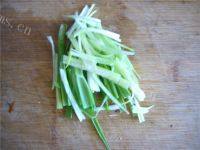 家常菜凉拌豆腐丝做法图解2)