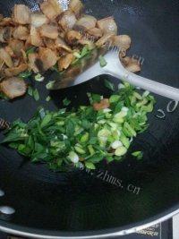 美味的蒜苗炒五花肉做法图解5)