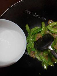 家常菜荷兰豆炒腊肉做法图解8)