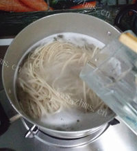 美味香菇火腿辣酱拌面做法图解3)