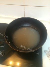 浓香的鸡汤香肠面条做法图解1)