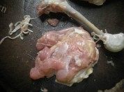 色泽不错的菠萝炒鸡腿肉做法图解3)