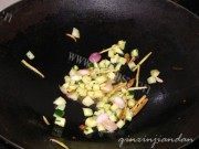 香喷喷的海鲜炒饭做法图解2)