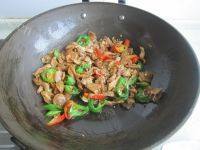 好吃不腻的萝卜干炒肉做法图解10)
