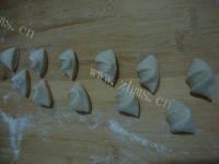 自制猪肉白菜水饺做法图解9)
