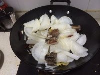 美味的萝卜炖腊排骨做法图解4)