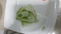 家常菜五花肉炒辣白菜做法图解2)