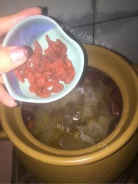 美味的红枣银耳羹做法图解6)