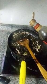 好吃不腻的海带炒肉丝做法图解5)