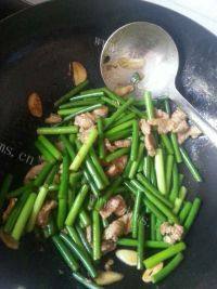 家常菜蒜薹炒肉做法图解10)
