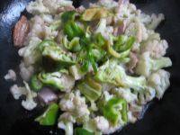 经典的菜花炒肉做法图解9)
