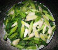 「家庭版」蒜苗炒肉做法图解2)