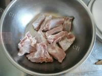 热腾腾的排骨炖豆角做法图解1)