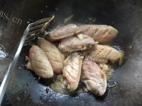 美味的麻辣鸡翅做法图解4)