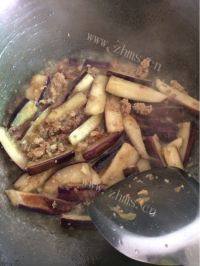 家常菜肉末茄子煲做法图解7)