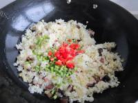 美味的泡菜腊肉蛋炒饭做法图解9)