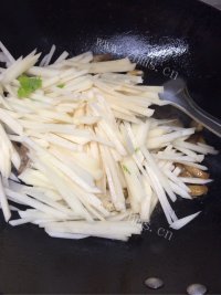 家常菜芹菜土豆丝做法图解6)