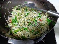 家常菜青椒炒绿豆芽