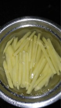 色泽鲜亮的土豆丝做法图解2)