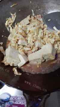 美味的酸菜炖冻豆腐做法图解6)