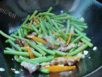 家常菜腊肉炒豆角做法图解7)