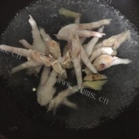 美味的虎皮凤爪做法图解2)