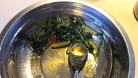 可口的凉拌芹菜叶做法图解7)